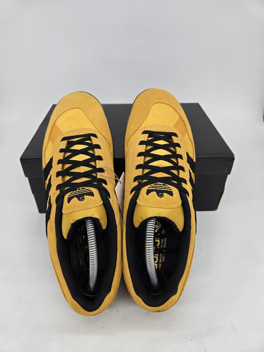 adidas Men's Aloha Super HQ4718 Yellow Core Black Gum Shoes Size 10 - Picture 5 of 8
